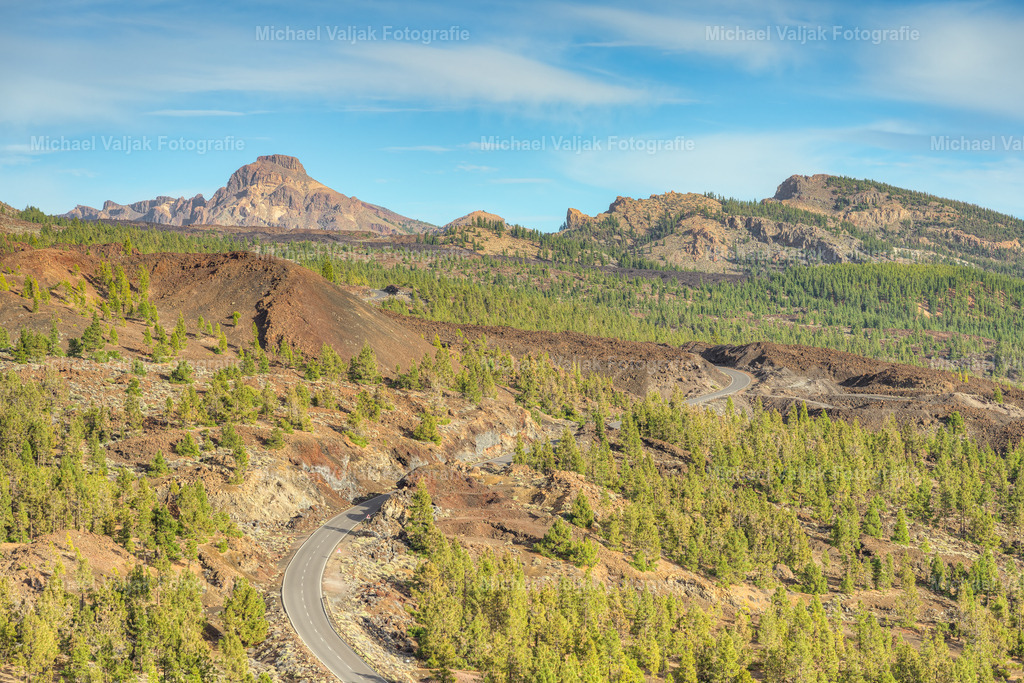 Mirador de Samara | Der Mirador de Samara auf Teneriffa ist ein beliebter Ausgangspunkt für Wanderungen, der Besuchern spektakuläre Ausblicke auf die Vulkanlandschaft des Nationalparks El Teide bietet. Auf einer Höhe von etwa 1800 Metern gelegen, können Wanderer von hier aus den kleinen Vulkan Sámara sowie den majestätischen Teide und Pico Viejo bewundern. Die Route ist als leicht eingestuft und führt durch einen schönen kanarischen Kiefernwald, der sich auf den fruchtbaren vulkanischen Böden angesiedelt hat. Die Wanderung ist auch für ihre vielfältige Flora und Fauna bekannt, darunter Turmfalken und Kanareneidechsen. - Realisiert mit Pictrs.com