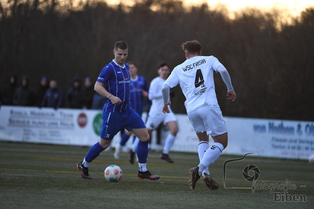 FC Rastede-WSC Frisia | Herren Bezirksliga 2; FC Rastede (blau)-WSC Frisia Wilhelmshaven (weiß) am 30.11.2025 in Rastede (Sportanlage Köttersweg); Photo: Philip Eiben 2025 - Realisiert mit Pictrs.com