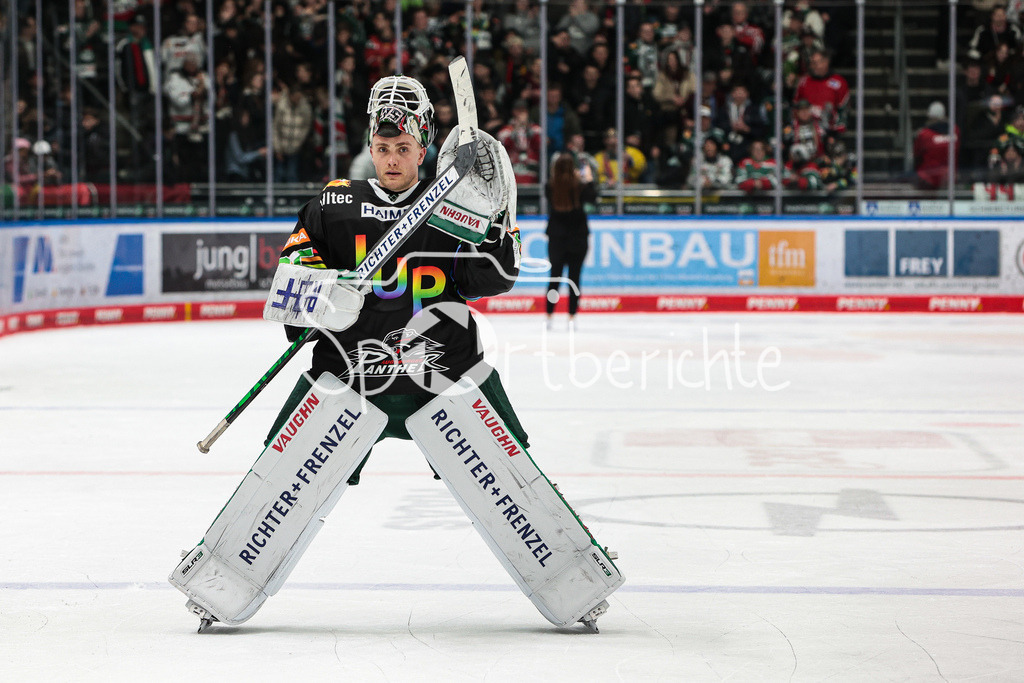 Augsburger Panther - Bietigheim Steelers | Markus KELLER (AEV #35) bedankt sich bei den Fans nach dem Heimsieg gegen Bietigheim