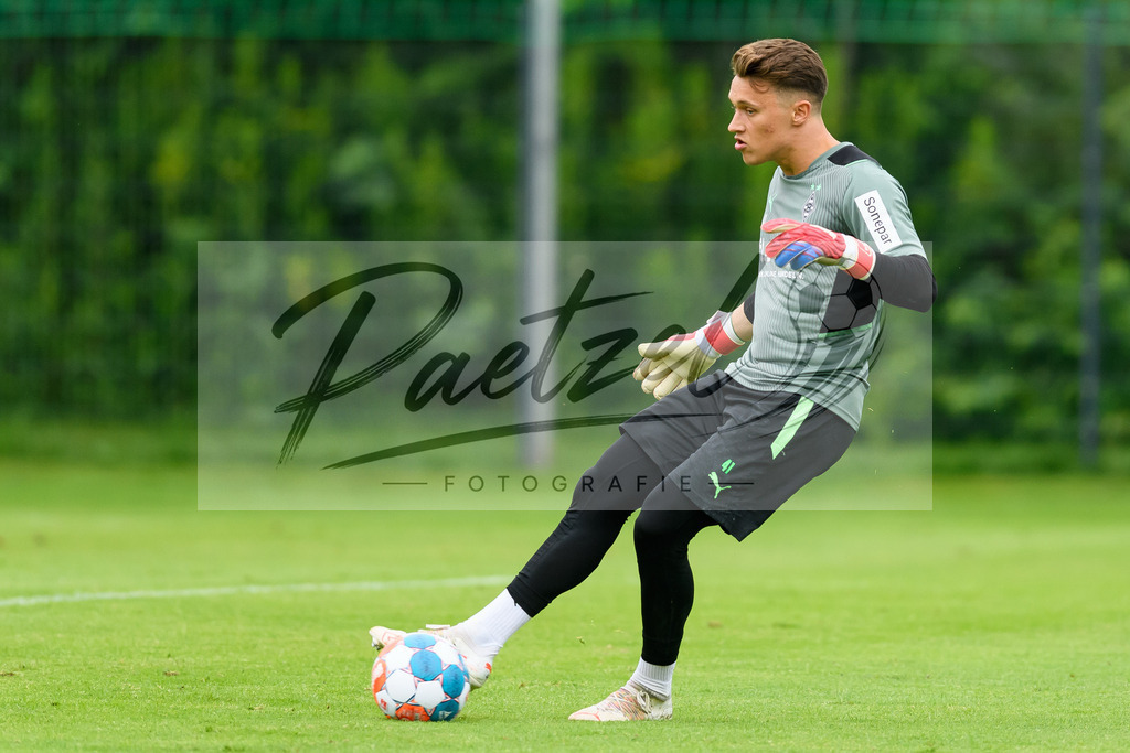 TRABMG20210719_109 | Fussball, Herren: Torwart Jan Olschowsky (Borussia Moenchengladbach) in Aktion, am Ball, Einzelaktion beim Training von Borussia Moenchengladbach waehrend des Trainingslagers auf dem Trainingsplatz am Hotel Klosterpforte am 19.07.2021 in Harsewinkel, Deutschland. - Realisiert mit Pictrs.com