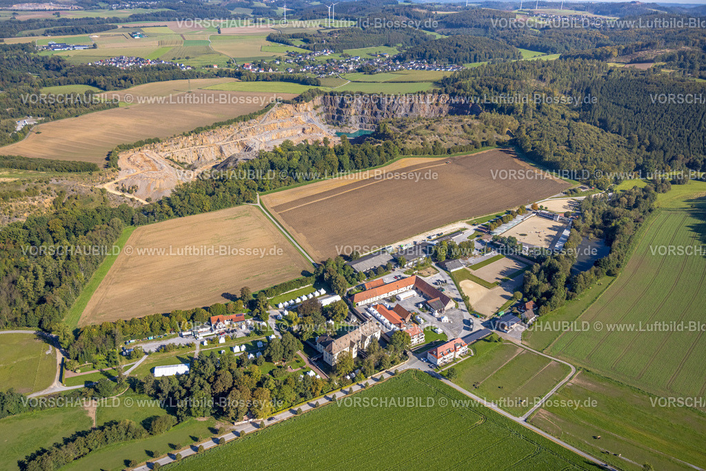 Balve230907759 | Luftbild, Schloss Wocklum, Zelte für herbstliche Landpartie Event, Steinbruch Beckumer Tagebau, Beckum, Balve, Sauerland, Nordrhein-Westfalen, Deutschland