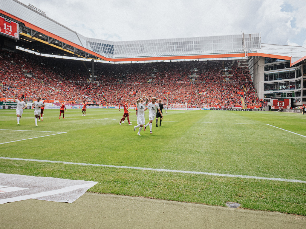 _DSC6611 | Der offizielle Shop für FC St. Pauli Fotos. Wähle aus Spielszenen & Fanmomenten dein FCSP Wunschformat. Wir liefern Millerntor-Atmosphäre.