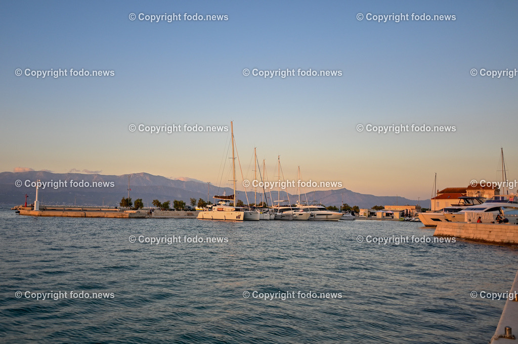 Kroatien_ Supetar_ Brac_ 03.08.2023-31 | 03.08.2023, Kroatien, HRV, Brač, Insel in Dalmatien, Supetar im Bild Hafen von Supetar