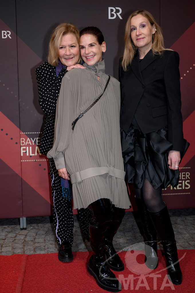 _DWI5445 | Suzanne von Borsody, Bibiana Beglau und Christine Hartmann bei der Verleihung des 47. Bayerischen Filmpreises 2026  im Prinzregententheater. München, Deutschland. Der Bayerische Filmpreis wird seit 1979 von der Bayerischen Staatsregierung verliehen, um die Bedeutung des Kinofilms als Kulturgut herauszustellen - Realisiert mit Pictrs.com