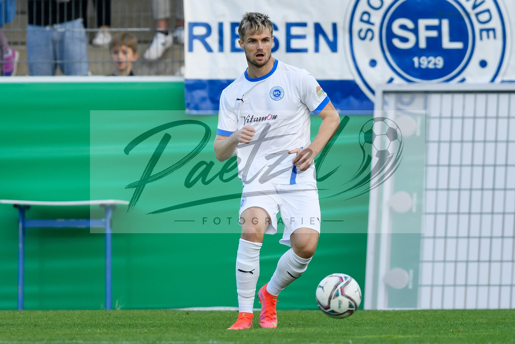 LOTKSC20210809_252 | Fussball, Herren: Dominic Minz (Sportfreunde Lotte) in Aktion, am Ball, Einzelaktion beim Spiel der 1. Runde im DFB-Pokal zwischen SF Lotte und Karlsruher SC im Stadion am Lotter Kreuz am 09.08.2021 in Lotte, Deutschland.DFB / DFL REGULATIONS PROHIBIT ANY USE OF PHOTOGRAPHS AS IMAGE SEQUENCES AND/OR QUASI-VIDEO. - Realisiert mit Pictrs.com