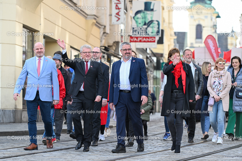 Hauptplatz Linz_ 1. Mai Umzug 2023_ 01.05.2023-11 | 01.05.2023, Hauptplatz Linz, AUT, Hauptplatz Linz, im Bild 1. Mai Umzug 2023 Linz Hauptplatz, SPOE 

Peter Binder (3.Landtagspraesident, SP), Klaus Luger (SP, Bgm. der Stadt Linz), Andreas Stangl (Praesident der Arbeiterkammer Ooe, OeGB-Landesvorsitzender), Karin Hoerzing (SP, Vize-Bgmin. der Stadt Linz)
