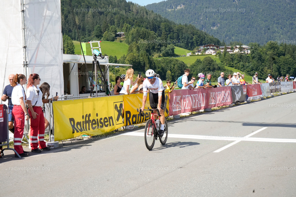 779_20230817_Bewerb_Maenner_Muehlanger | AUT - OESTERREICH, 2023-08-16: SPORT RENNRAD-FAHREN - 55. INTERNATIONALER RADWELTPOKAL IN ST. JOHANN IN TIROL  - Vintage-Radrennen mit WM-Bronze-Medaillen-Siegerin Christina Schweinberger, den Teilnehmer und Alexander Baumann (vom Orginastions-Team) - TAG 2 BEWERB MAENNER IN SECHS GRUPPEN  ; Foto: Roland Muehlanger