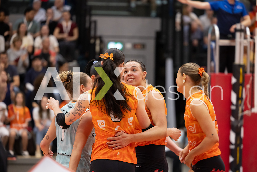 Volleyball I Frauen I Saison 2025-2026 I Volleyball NLA | Women I  Playoffs Finals 1/5 I viteos NUC - VC Kanti Schaffhausen I 06.04.2026 | viteos NUC Spielerinnenkreis - Realisiert mit Pictrs.com
