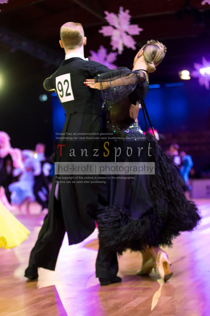 20241215_WDSF_Int_Open_Std-Riga-9179 | Tanzsportbilder, Standardtanz, Lateintanz, WDSF, DTV, LTVB, dancecomp, goc, hessen tanzt, blaues band der spree, walzer, tango, wiener walzer, slowfox, quickstepp, samba, rumba, cha-cha-cha, paso doble. jive, hd-kroft photography, turniertanzsport