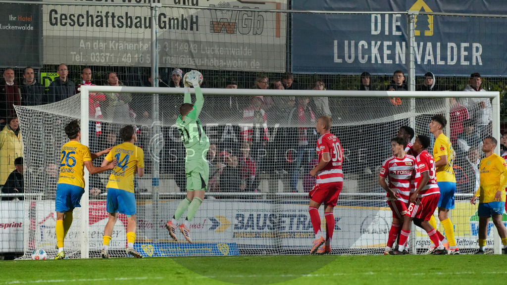 Fußball, Herren, Saison 2025/2026, Testspiel, Freundschaftsspiel, FSV 63 Luckenwalde vs. 1.FC Union Berlin, Mittwoch 08.10.2025, Werner-Seelenbinder-Stadion Luckenwalde, | Fußball, Herren, Saison 2025/2026, Testspiel, Freundschaftsspiel, FSV 63 Luckenwalde vs. 1.FC Union Berlin, Mittwoch 08.10.2025, Werner-Seelenbinder-Stadion Luckenwalde, Im Bild: Matheo Raab (m. grün Union) fängt eine Ecke ab. - Realisiert mit Pictrs.com