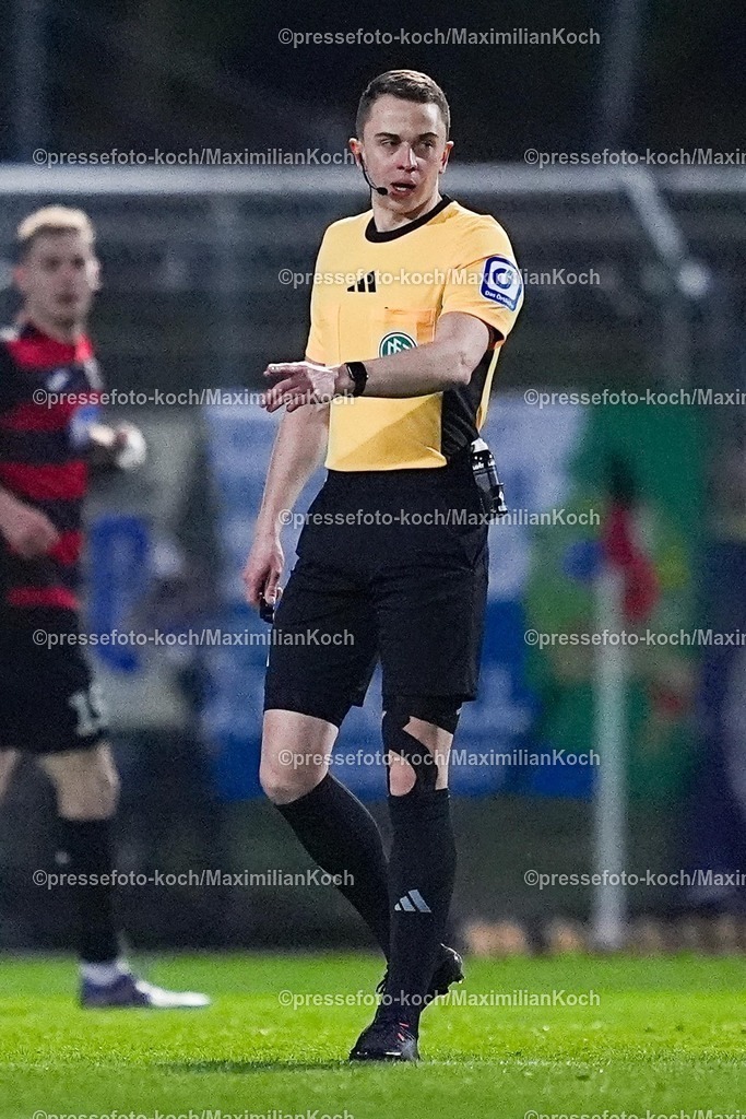 xYDRx21122501044 | 21.12.2025, xydrx, Fußball, 3.Liga, FC Viktoria Köln - MSV Duisburg, Saison 2025 2026, Sportpark Höhenberg: Michael Naether (Schiedsrichter)        DFB regulations prohibit any use of photographs as image sequences and or quasi-video.Photo: xYannisxDreimannxPressefotoKochx