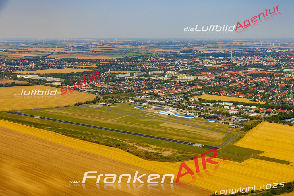 Schrägluftbild  Flugplatz  Magdeburg - Das Luftbild wurde 2025 vom UL-Flugzeug heraus erstellt (ohne Drohne- keine Drohnenaufnahme ) - Hochauflösende Luftaufnahme -Nicht vergleichbar mit Google Maps oder Satelittenbilder- Die Geschenkidee !Mit Lizenz und Bildrechte bestellbar