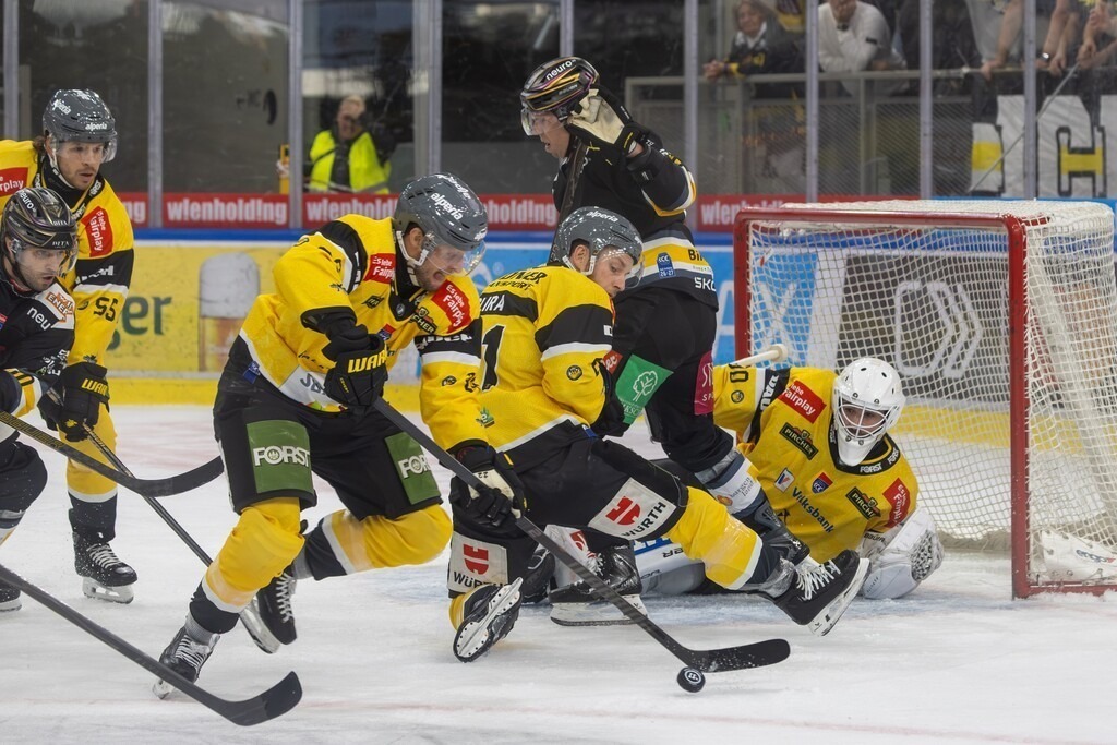 win2day ICE Hockey League, Saison 2026/27, 10. Spieltag:Vienna Capitals gegen HC Falkensteiner Pustertal Wölfe | win2day ICE Hockey League, Saison 2026/27, 10. Spieltag:Vienna Capitals gegen HC Falkensteiner Pustertal Wölfe / Viel los vorm Gehäuse von Pustertal - Realisiert mit Pictrs.com