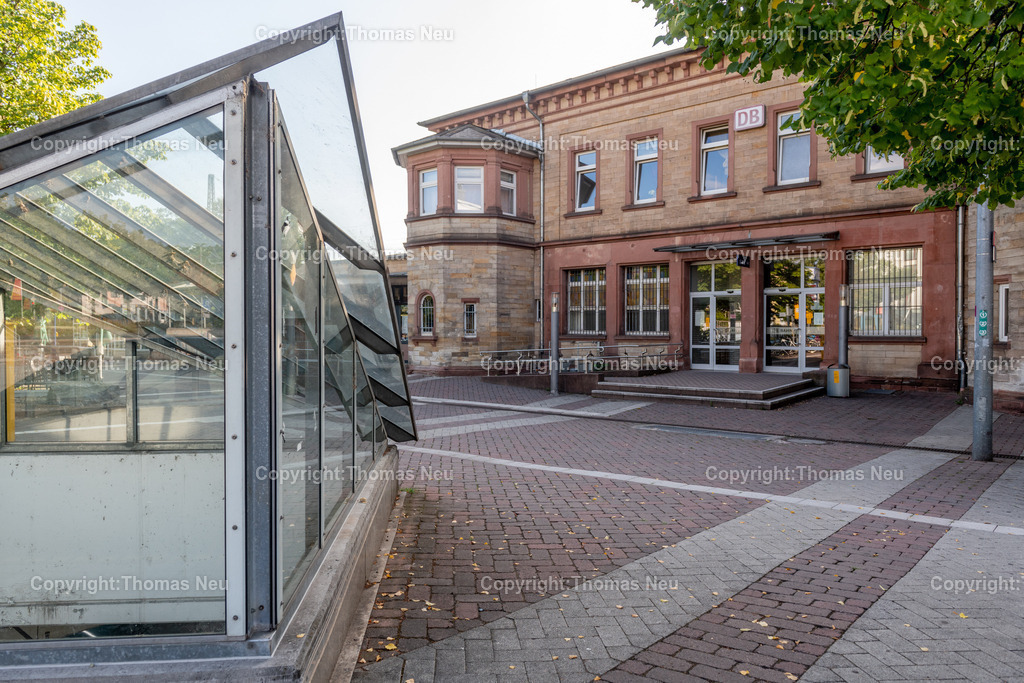 DSC_6559 | Der Bahnhof Bensheim ist ein wichtiger Verkehrsknotenpunkt an der Hessischen Bergstraße. Die Bilder zeigen Gleisanlagen, Bahnsteige, Züge und die Architektur des Bahnhofs im Wandel der Zeit. Fotografien aus dem Alltag des Bahnverkehrs und dem Stadtbild von Bensheim.