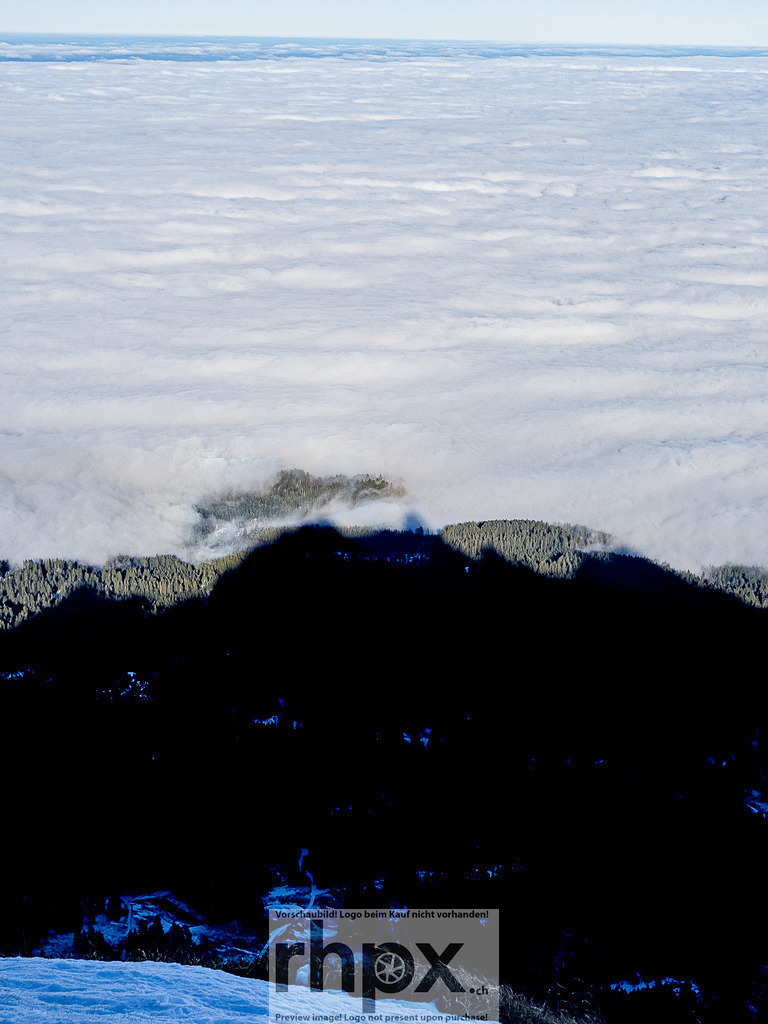Schatten des Pilatus über dem Nebelmeer | Schatten. Licht. Tiefe.
Die markante Silhouette des Pilatus legt sich als gigantischer Schatten über das dichte Nebelmeer und die dunklen Tannenwälder. Ein faszinierendes Naturschauspiel, das die gewaltigen Dimensionen des Massivs auf eindrucksvolle Weise sichtbar macht.
Wähle unter "Produktauswahl" dein Wunschformat: Vom klassischen Wandbild über Puzzle &amp; Tassen bis zum digitalen Download (z.B. als Handy-Hintergrund).
 - Realisiert mit Pictrs.com