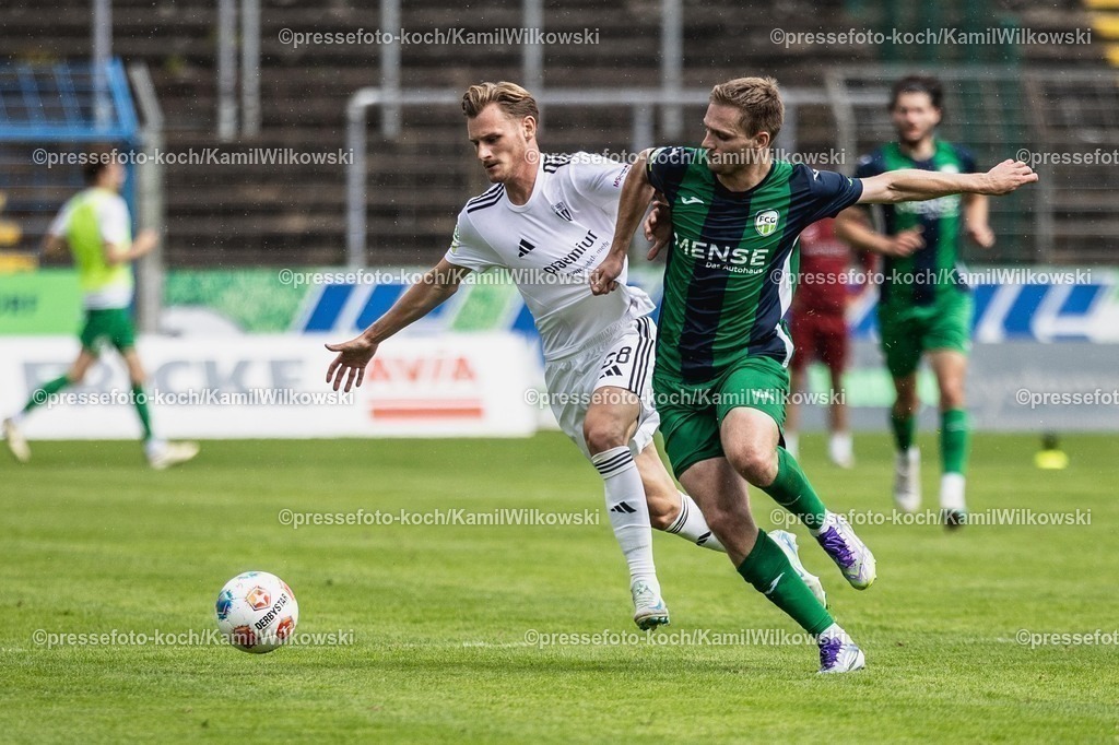 xKWI02082501034 | 02.08.2025, xkwix, Fußball, Regionalliga West, FC Gütersloh - 1. FC Bocholt, Ohlendorf Stadion im Heidewald: Jan-Lukas Liehr ( FC Gütersloh #7 ) im Zweikampf gegen Carls, Jonas Benedikt (1. FC Bocholt #28) 