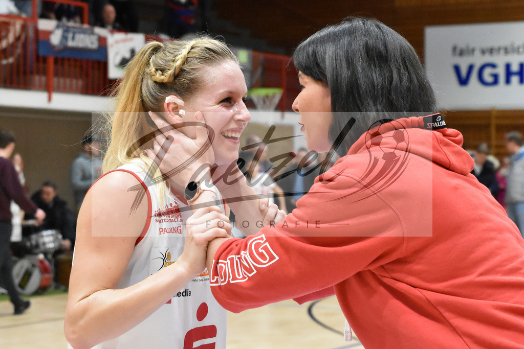 20200126_PANHAL_0063 | Basketball, Frauen: Melli Knopp (GiroLive-Panthers Osnabrück) und Milica Cuic (GiroLive-Panthers Osnabrück) Schlussjubel, jubeln nach dem Sieg beim Spiel der Toyota DBBL zwischen GiroLive-Panthers Osnabrück vs. GISA LIONS SV Halle am 26.01.2020 im Panthers Dome in Osnabrück, Deutschland.(Foto von Nico Paetzel) - Realisiert mit Pictrs.com