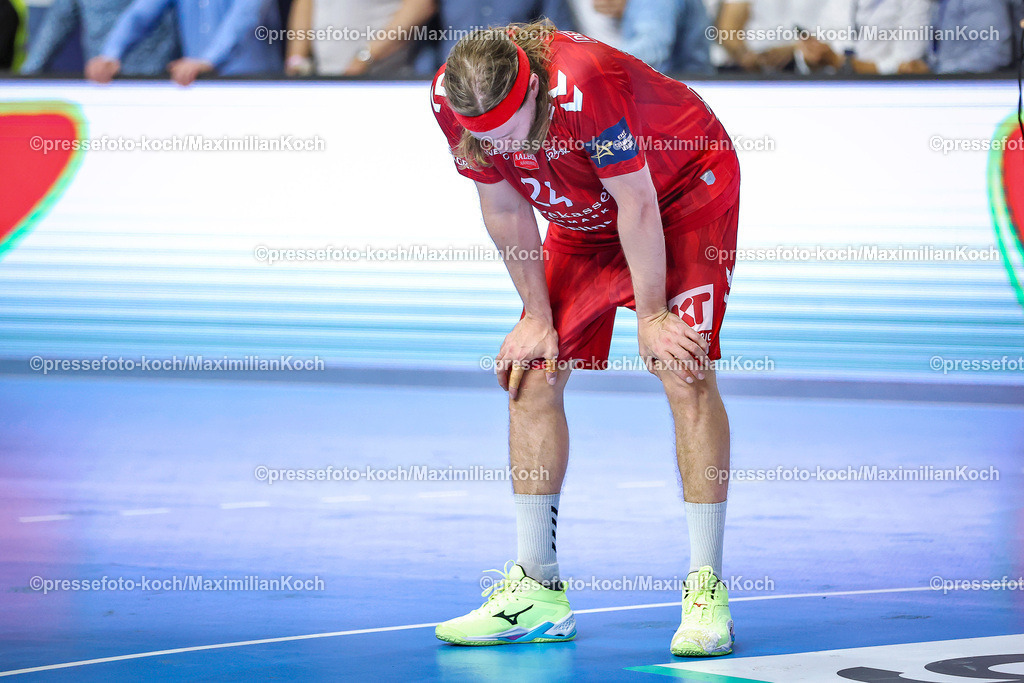 KoeEHF09062402076 | 09.06.2024, Köln, Handball, TruckScout24 EHF FINAL4, Machineseeker Champions League Men, Lanxess-Arena, Finale, Aalborg Handbold - FC Barcelona: Enttäuschung nach der 30:31 Niederlage gegen FC Barcelona. Mikkel Hansen (Aalborg Handbold) steht enttäuscht auf dem Spielfeld