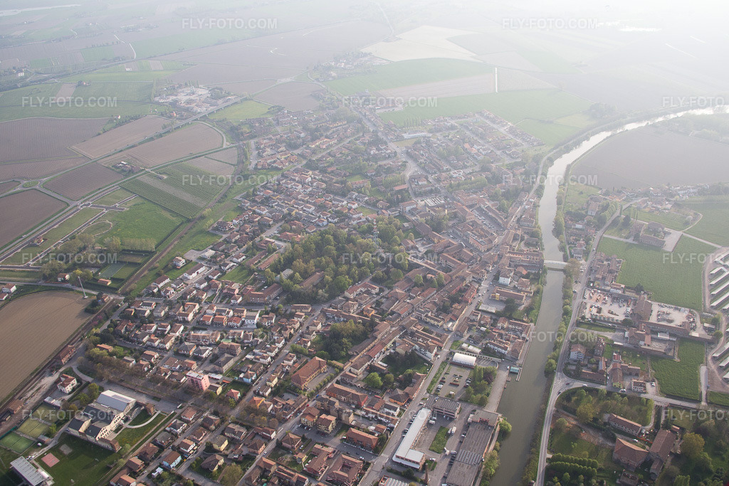 Aerial view: View of the town in Migliarino in the state Emilia Romagna, Italy. – Photo: IMG_087338.jpg taken on 04/05/2016 by Werner Riehm/FLY-FOTO.com – Resolution of the original: 5179 x 3453 px