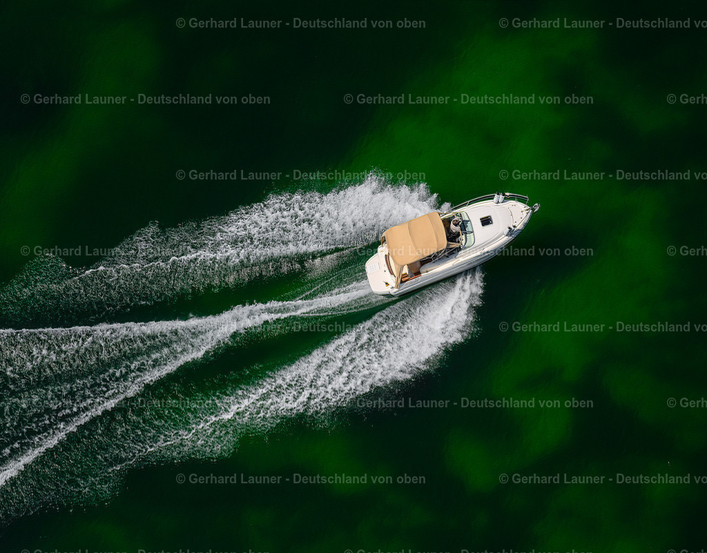 4027441 | RADOLFZELL AM BODENSEE 17.05.2020 Motorboot in Fahrt vor der Halbinsel Mettnau in Radolfzell am Bodensee im Bundesland Baden-Württemberg, Deutschland. // Motorboat in motion vor of Halbinsel Mettnau in Radolfzell am Bodensee in the state Baden-Wuerttemberg, Germany. Foto: Gerhard Launer