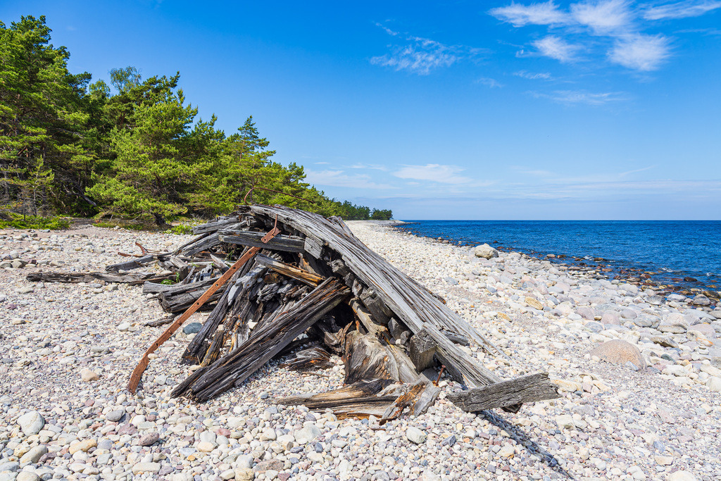 Historisches Schiffswrack an der Ostseeküste auf der Insel Öland in Schweden | Historisches Schiffswrack an der Ostseeküste auf der Insel Öland in Schweden.