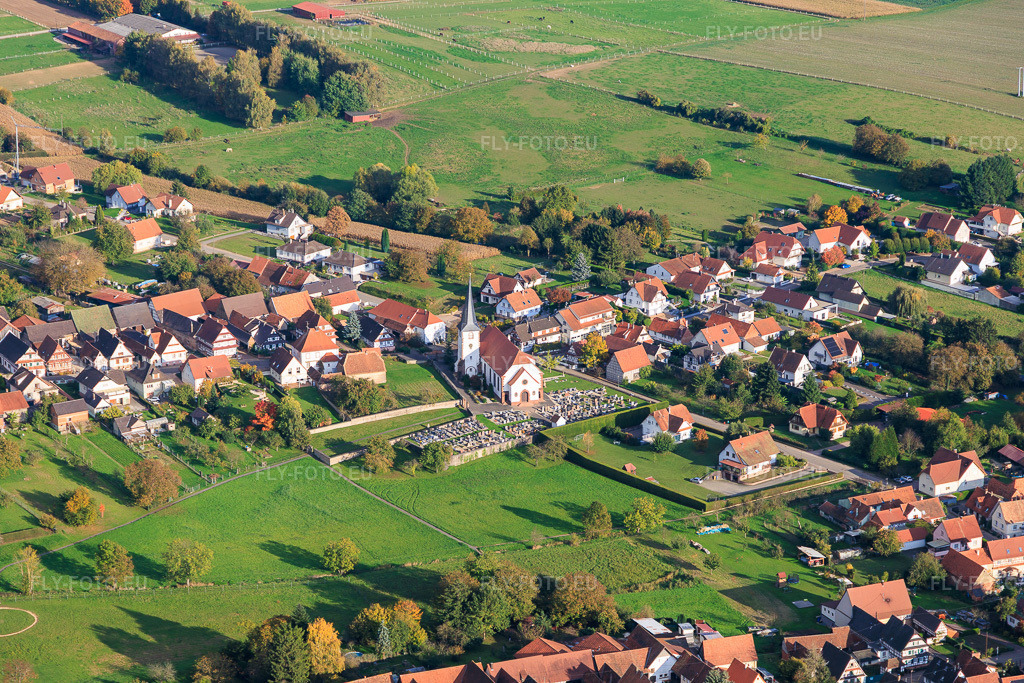 Vue aérienne: Église et cimetière à Seebach dans le département Bas Rhin, France. Photo: IMG_150124.jpg prise le 11/10/2025 par Werner Riehm/FLY-FOTO.eu – Résolution de l'original: 6000 x 4000 px