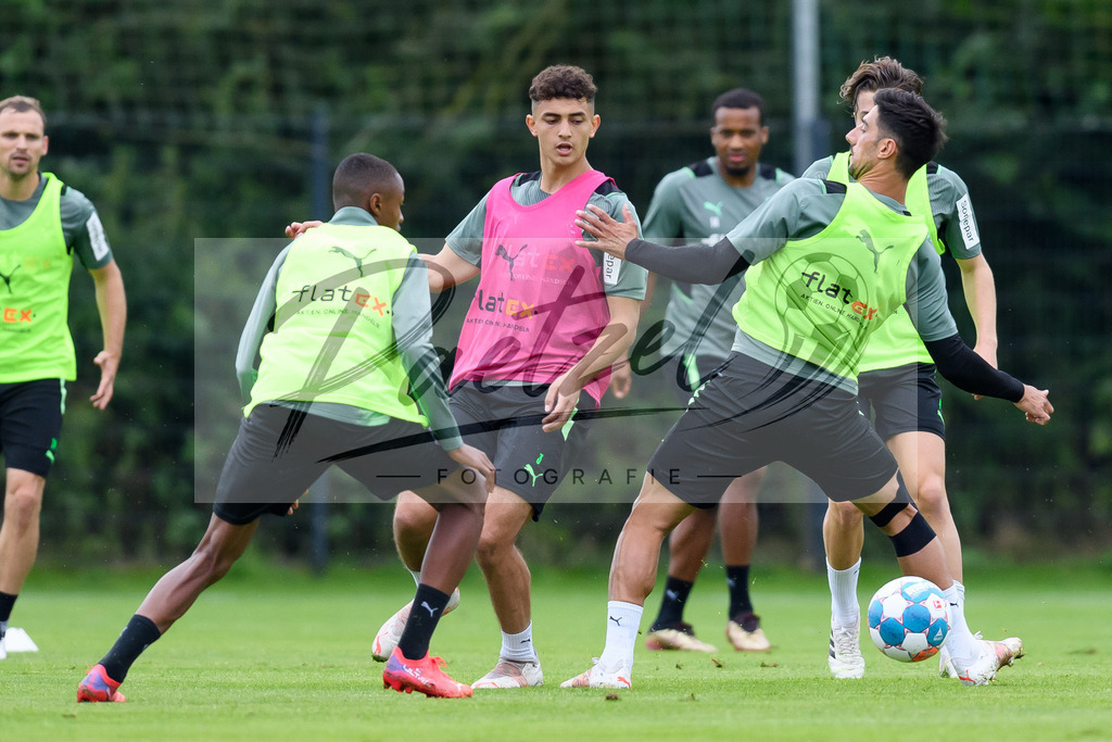 TRABMG20210719_023 | Fussball, Herren: Moustafa Moustafa (Borussia Moenchengladbach) und Lars Stindl (Borussia Moenchengladbach) im Zweikampf beim Training von Borussia Moenchengladbach waehrend des Trainingslagers auf dem Trainingsplatz am Hotel Klosterpforte am 19.07.2021 in Harsewinkel, Deutschland. - Realisiert mit Pictrs.com