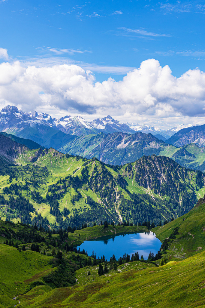 Blick vom Nebelhorn bei Obersdorf auf die Alpen und den Seealpsee | Blick vom Nebelhorn bei Obersdorf auf die Alpen und den Seealpsee.