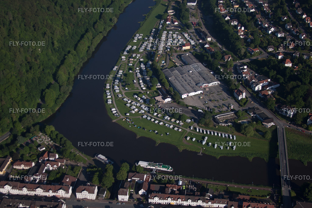 Wohnwagen und Zelte- Campingplatz - und Zeltplatz Weseroase / Campingplatz Bad Karlshafen an der Weser im Ortsteil Karlshafen | Luftbild: Wohnwagen und Zelte- Campingplatz - und Zeltplatz Weseroase / Campingplatz Bad Karlshafen an der Weser im Ortsteil Karlshafen in Bad Karlshafen im Bundesland Hessen in Deutschland. Foto: IMG_65634.jpg vom 25.05.2014 durch Werner Riehm/FLY-FOTO.de - Realisiert mit Pictrs.com