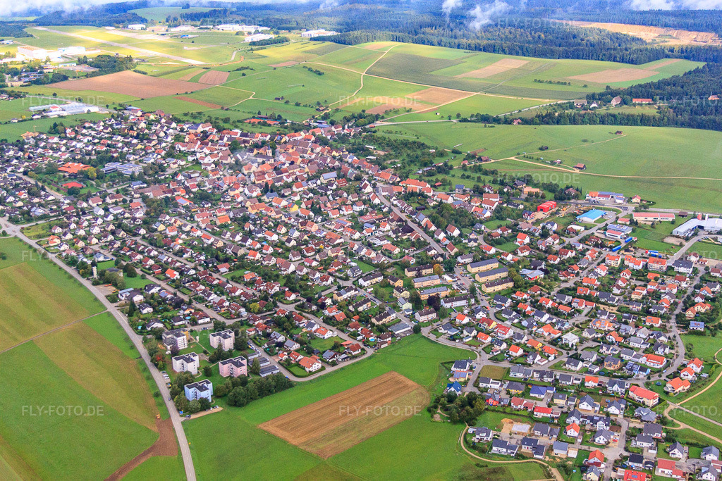 Luftbild: Ortsansicht von Osten in Neuhausen ob Eck im Bundesland Baden-Württemberg in Deutschland. Foto: IMG_71338.jpg vom 30.08.2014 durch Werner Riehm/FLY-FOTO.deAuflösung des Originals: 4752 x 3168 px