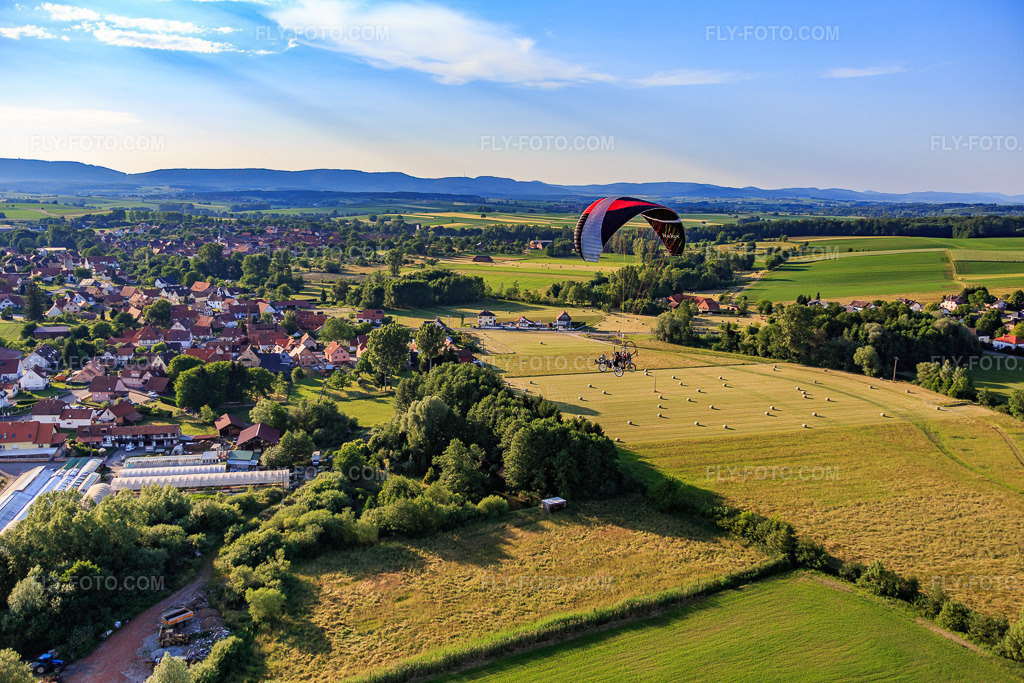 Aerial view: Paragliders over the greenhouses at the entrance to the town in Hoffen in the state Bas-Rhin, France.Photo: IMG_080208.jpg taken on 06/05/2015 by Werner Riehm/FLY-FOTO.comResolution of the original: 5472 x 3648 px