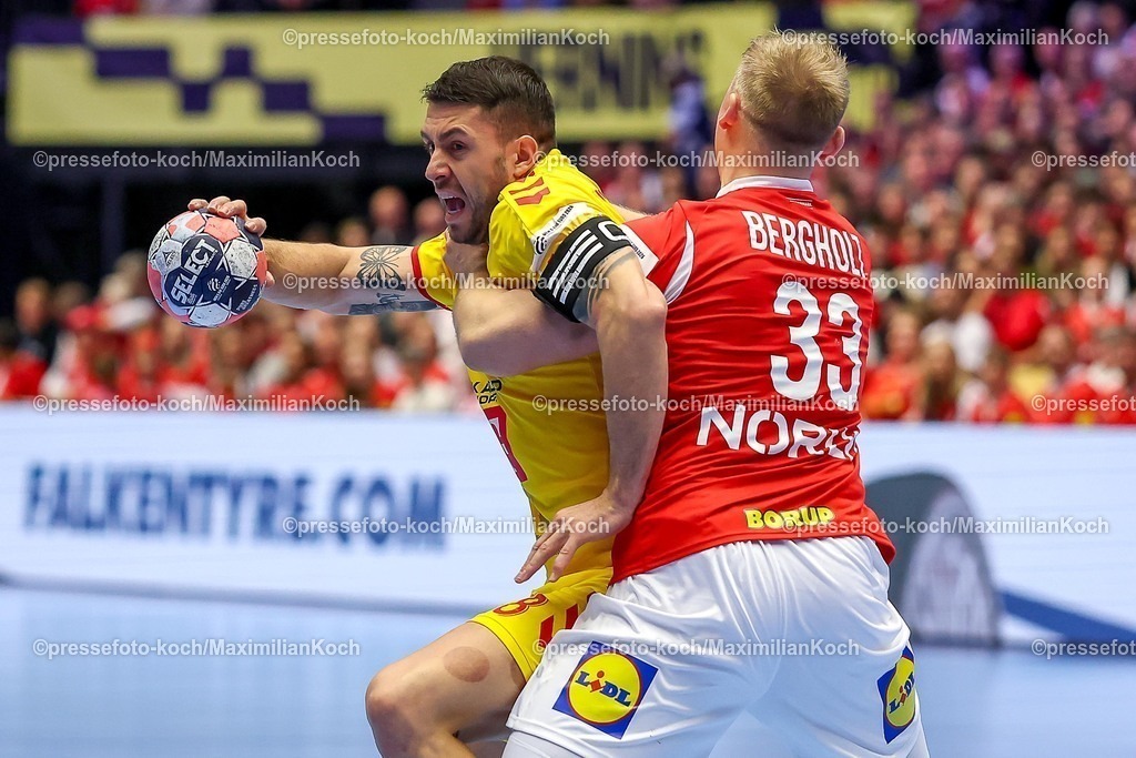 EHF16012602016 | 16.01.2026, Handball, Men's EHF EURO 2026, Dänemark - Nordmazedonien, Jyske Bank Boxen in Herning, Dänemark, Preliminary Round:  Filip Kuzmanovski (North Macedonia #18) im Zweikampf gegen   Emil Siersbaek Bergholt (Denmark #33) 