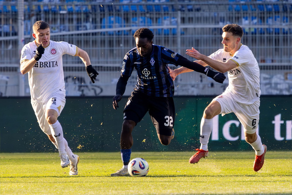 Fußball 3. Liga, Saison 2025/26, 15. Spieltag: Waldhof Mannheim gegen SV Wehen-Wiesbaden | Fußball 3. Liga, Saison 2025/26, 15. Spieltag: Waldhof Mannheim gegen SV Wehen-Wiesbaden***Bild: Dynamischer Vorstoß von Kennedy Okpala (32, Mannheim) - Realisiert mit Pictrs.com