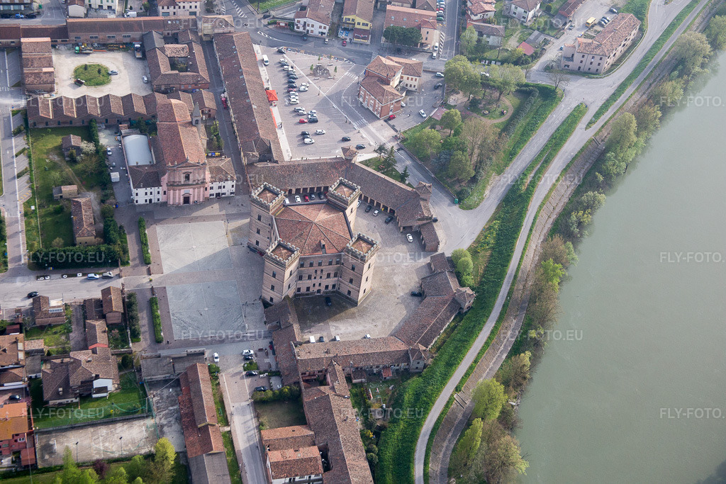 Vue aérienne: Vue de la ville à Mesola dans le département Ferrara, Italie. Photo: IMG_087299.jpg prise le 05/04/2016 par Werner Riehm/FLY-FOTO.eu – Résolution de l'original: 5472 x 3648 px