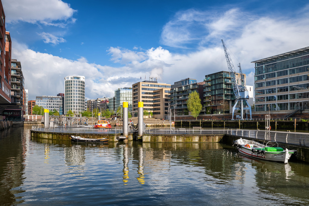 10221012 - Am Sandtorhafen | Blick über den Sandtorhafen in der HafenCity an einem sonnigen Tag.