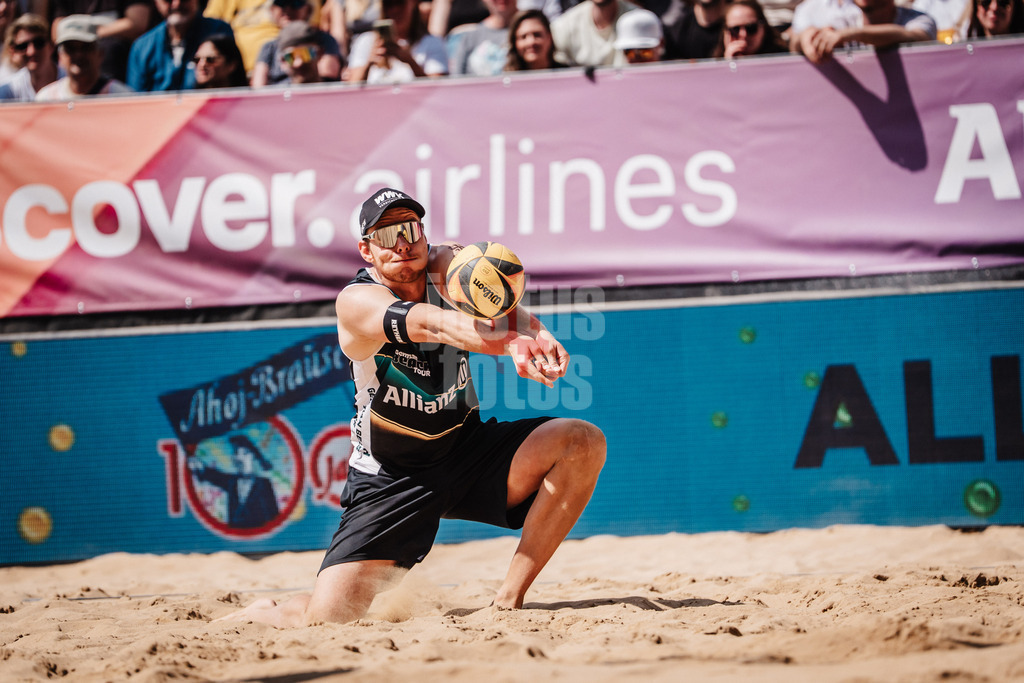 Beachvolleyball | Männer | Allianz German Beach Tour 2025 | Tourstop Düsseldorf | 17.05.2025 | Nils Ehlers nimmt den Ball an
