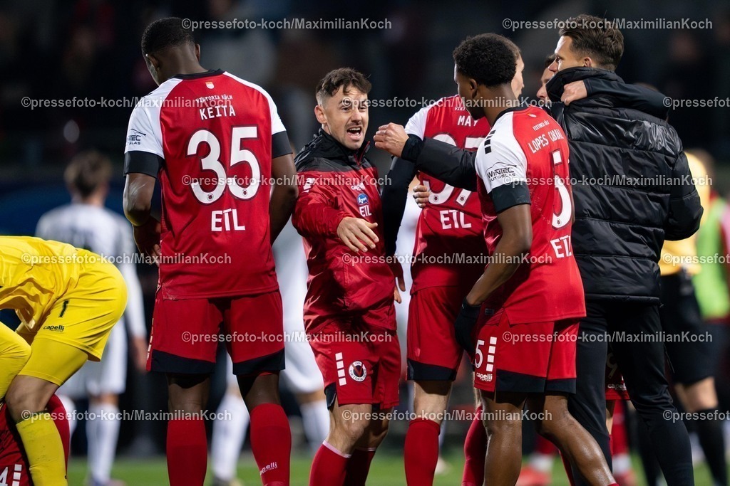 xYDR12032501200 | 12.03.2025, xydrx, Fußball, Viktoria Köln - Rot-Weiss Essen, 3.Liga, Sportpark Höhenberg, Saison 2024 2025:  Zoumana Keita (Viktoria Köln #35) Simon Handle (Viktoria Köln #7) Sidny Lopes Cabral (Viktoria Köln #5) freuen sich über den Sieg. DFB regulations prohibit any use of photographs as image sequences and or quasi-video.