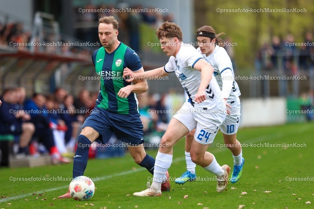 xKWIx12042601034 | 2026.04.12, xkwix, Fußball, Regionalliga West, FC Gütersloh -  SC Paderborn 07 II, Heidewaldstadion (Ohlendorf Stadion im Heidewald), 29.Spieltag, Saison 2025 / 2026: Julius Langfeld (FC Gütersloh #10) beim Zweikampf gegen Niklas Mohr (SC Paderborn II #24) und Bennit Broeger (SC Paderborn II #10) DFB regulations prohibit any use of photographs as image sequences and or quasi-video. Photo: xKamilxWilkowskixPressefotoKochx
