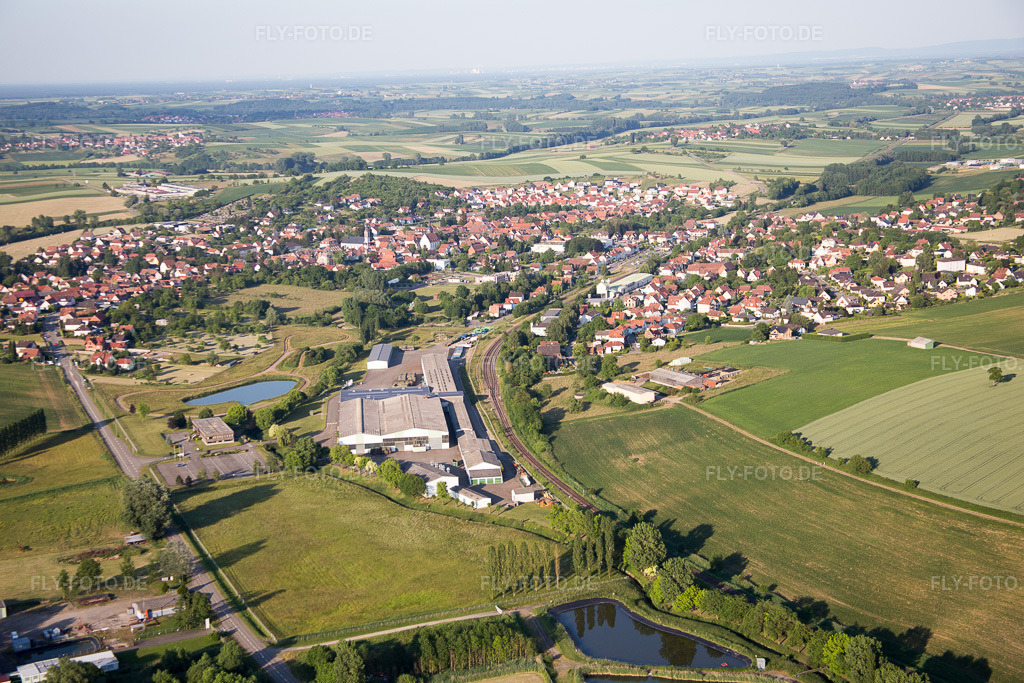 Luftbild: Ortsansicht in Soultz-sous-Forêts im Bundesland Bas-Rhin in Frankreich. Foto: IMG_080227.jpg vom 05.06.2015 durch Werner Riehm/FLY-FOTO.de