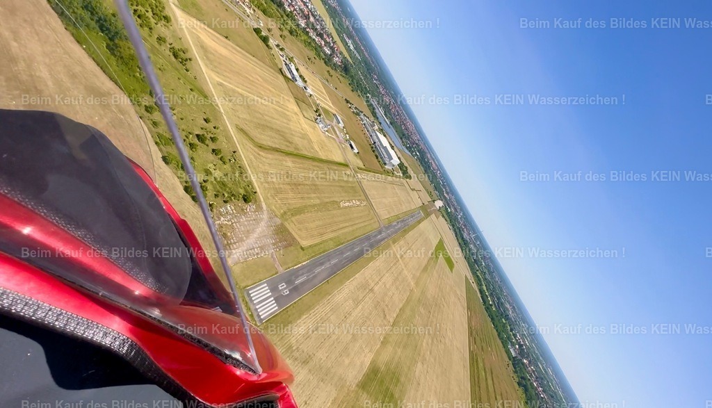 schräger-landeanflug-_0216 2 | Kurz vor der Landung steigt die Spannung noch einmal.Im Landeanflug geht der Tragschrauber deutlich in Schräglage. Plötzlich steht der Horizont im 45-Grad-Winkel – da hält man sich ganz automatisch etwas fest. Wenige Sekunden später setzen wir wieder auf der Landebahn auf und ein weiterer Flug geht sicher zu Ende. - Realisiert mit Pictrs.com