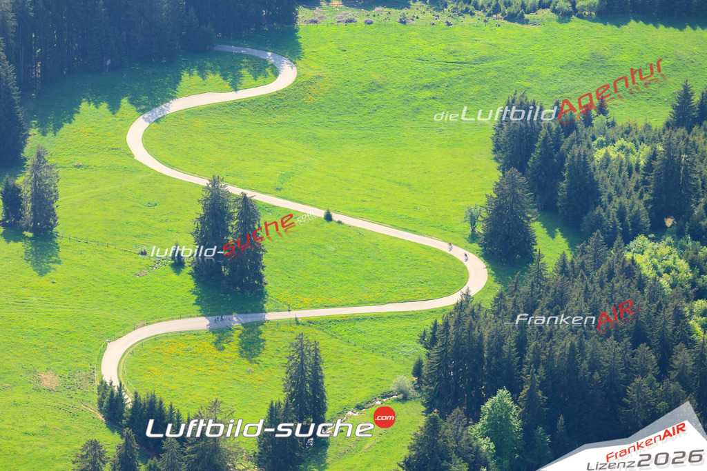 Die Luftaufnahme Tourismus - Sonthofen wurde vom UL-Flugzeug (keine Drohne) aus fotografiert.Hohe Druck- Auflösung-die Geschenkidee!