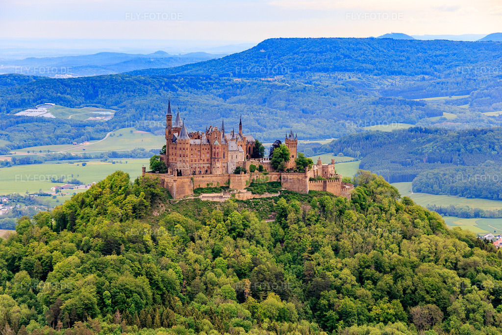 Luftbild: Burg Hohenzollern im Ortsteil Zimmern in Bisingen im Bundesland Baden-Württemberg in Deutschland. Foto: IMG_114661.jpg vom 31.05.2019 durch Werner Riehm/FLY-FOTO.deBurg Hohenzollern