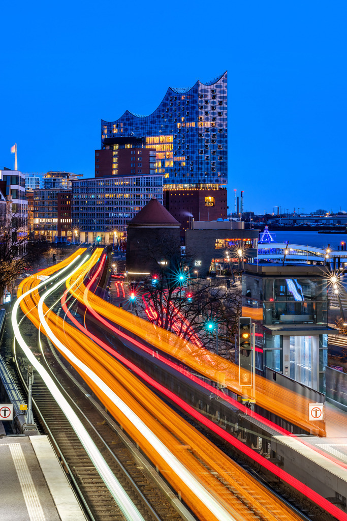 10230209 - U-Bahn Lichter | Eindrucksvolle Lichtspuren von vorbeifahrenden U-Bahnen an den Landungsbrücken mit Blick auf die Elbphilharmonie.