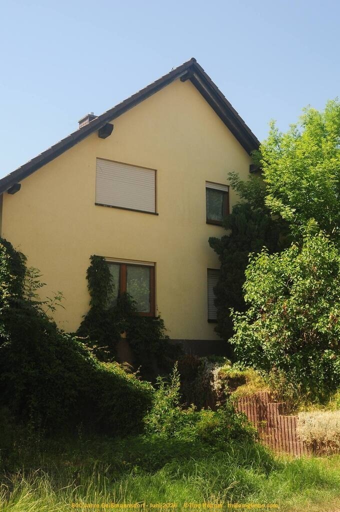Geißmannsdorf-2026-Ortsbilder-229 | Geißmannsdorf bei Bischofswerda im Sommer 2026. Ein fotografischer Streifzug durch das Dorf Geißmannsdorf, mit Gebäuden, Straßen, Strohpuppen und geschmückten Vorgärten und Grundstücken anlässlich der 800-Jahr-Feier von Geißmannsdorf im Juni 2026 - Realisiert mit Pictrs.com