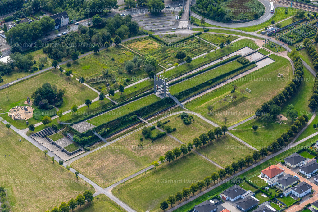 4050179 | OBERHAUSEN 25.08.2021 Parkanlage OLGA-Park auf dem Gelände der ehemaligen Zeche " Osterfeld " in Oberhausen im Bundesland Nordrhein-Westfalen, Deutschland. // Park OLGA-Park on the site of the former coal mine "Osterfeld" in Oberhausen in the state of North Rhine-Westphalia, Germany. Foto: Gerhard Launer
