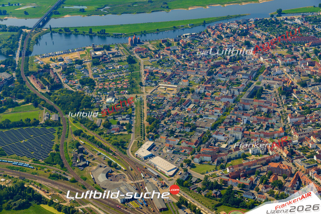Neue Luftbildaufnahme der Stadt Wittenberge - Das Luftbild wurde 2025 vom UL-Flugzeug heraus erstellt ( keine Drohnenaufnahme ) - Hochauflösende Luftaufnahme - für Wandbilder und großformatige Ausdrucke geeignet. Das besondere Geschenk!Hier alle&nbsp;Infos zur Lizenzierung der LuftaufnahmeWir fliegen auch dieses Jahr wieder in Ihre Region um Luftbilder zu erstellen.- Luftbild anfragen