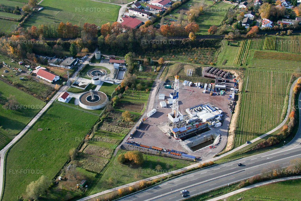 Bohrturm am Geothermiekraftwerk  Insheim | Luftbild: Bohrturm am Geothermiekraftwerk  Insheim in Insheim im Bundesland Rheinland-Pfalz in Deutschland. Foto: IMG_14519.jpg vom 08.11.2008 durch Werner Riehm/FLY-FOTO.de - Realisiert mit Pictrs.com