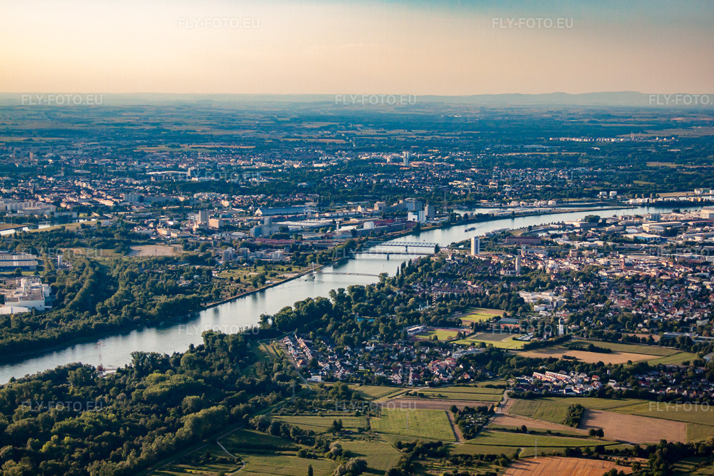 Vue aérienne: Strasbourg et Kehl à le quartier Port du Rhin Centre Ouest in Straßburg dans le département Bas Rhin, France. Photo: IMG_59522.jpg prise le 16/08/2013 par Werner Riehm/FLY-FOTO.eu – Résolution de l'original: 4632 x 3088 px