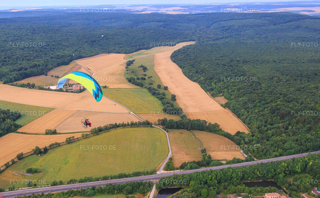 Luftbild: Gleitschirm über der N4 in Foug im Bundesland Meurthe-et-Moselle in Frankreich. – Foto: IMG_083516.jpg vom 13.07.2015 durch Werner Riehm/FLY-FOTO.de – Auflösung des Originals: 4588 x 2844 px