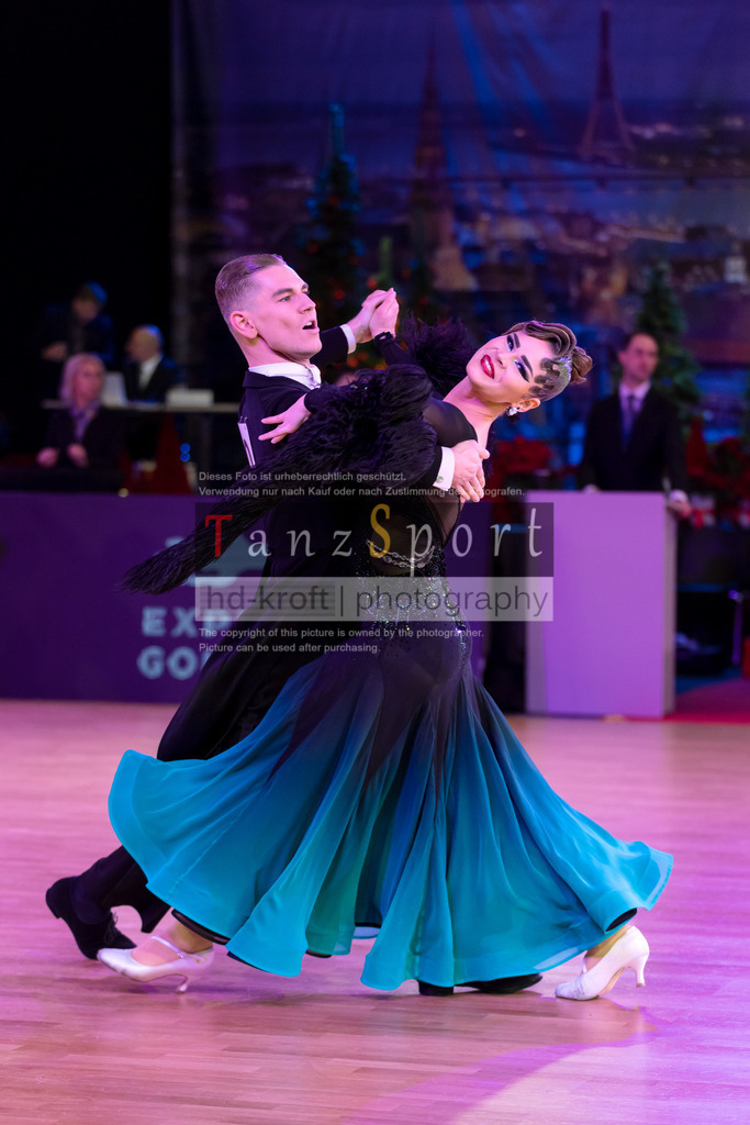 20241215_WDSF_Int_Open_Std-Riga-8905 | Tanzsportbilder, Standardtanz, Lateintanz, WDSF, DTV, LTVB, dancecomp, goc, hessen tanzt, blaues band der spree, walzer, tango, wiener walzer, slowfox, quickstepp, samba, rumba, cha-cha-cha, paso doble. jive, hd-kroft photography, turniertanzsport
